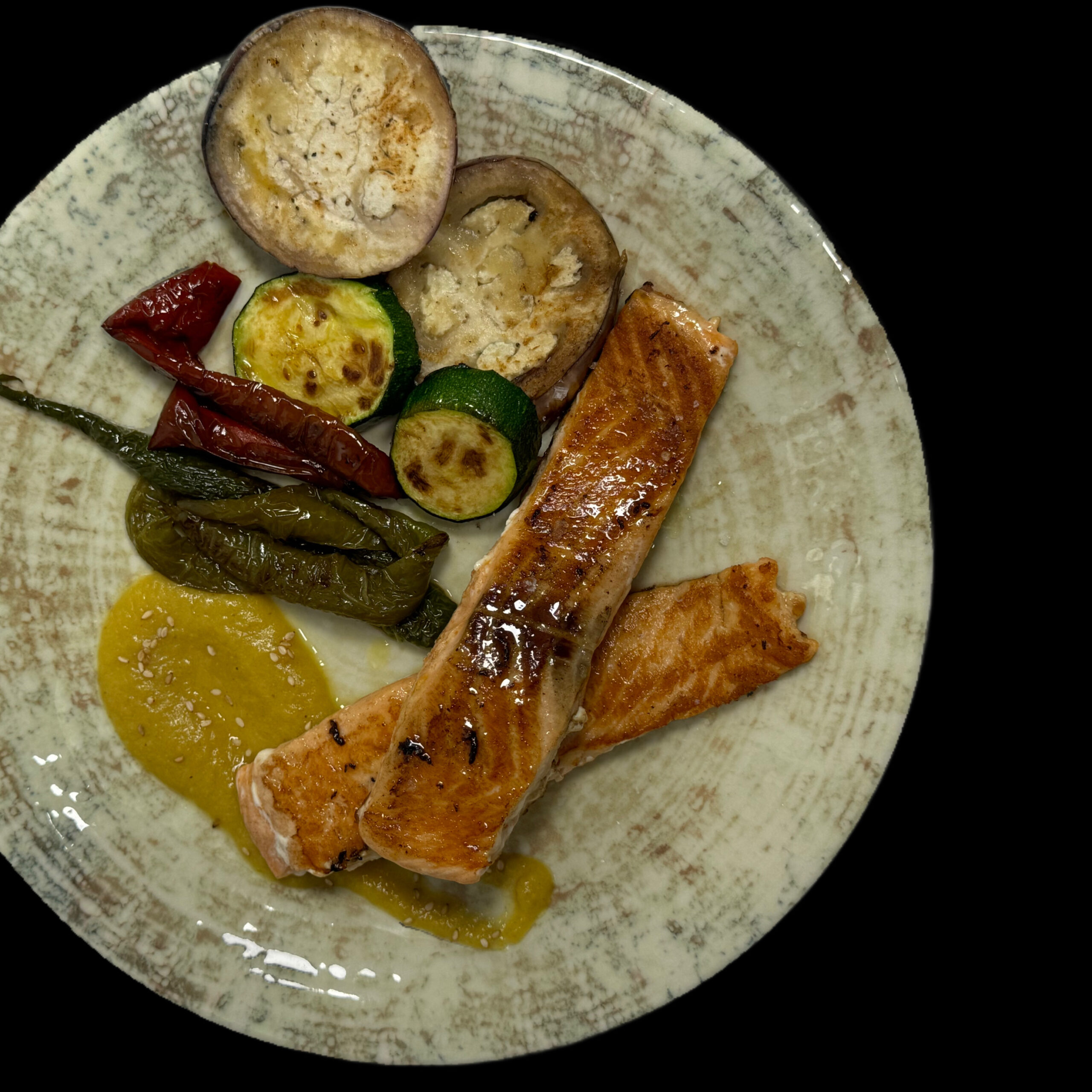 Salmón con verduras salteadas